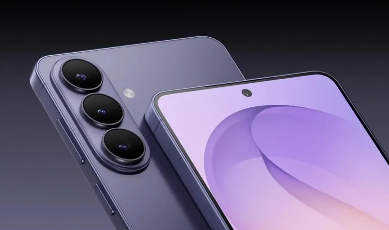 Destaque da traseira do Galaxy S26 mostrando três câmeras alinhadas verticalmente e parte frontal do aparelho com tela ligada