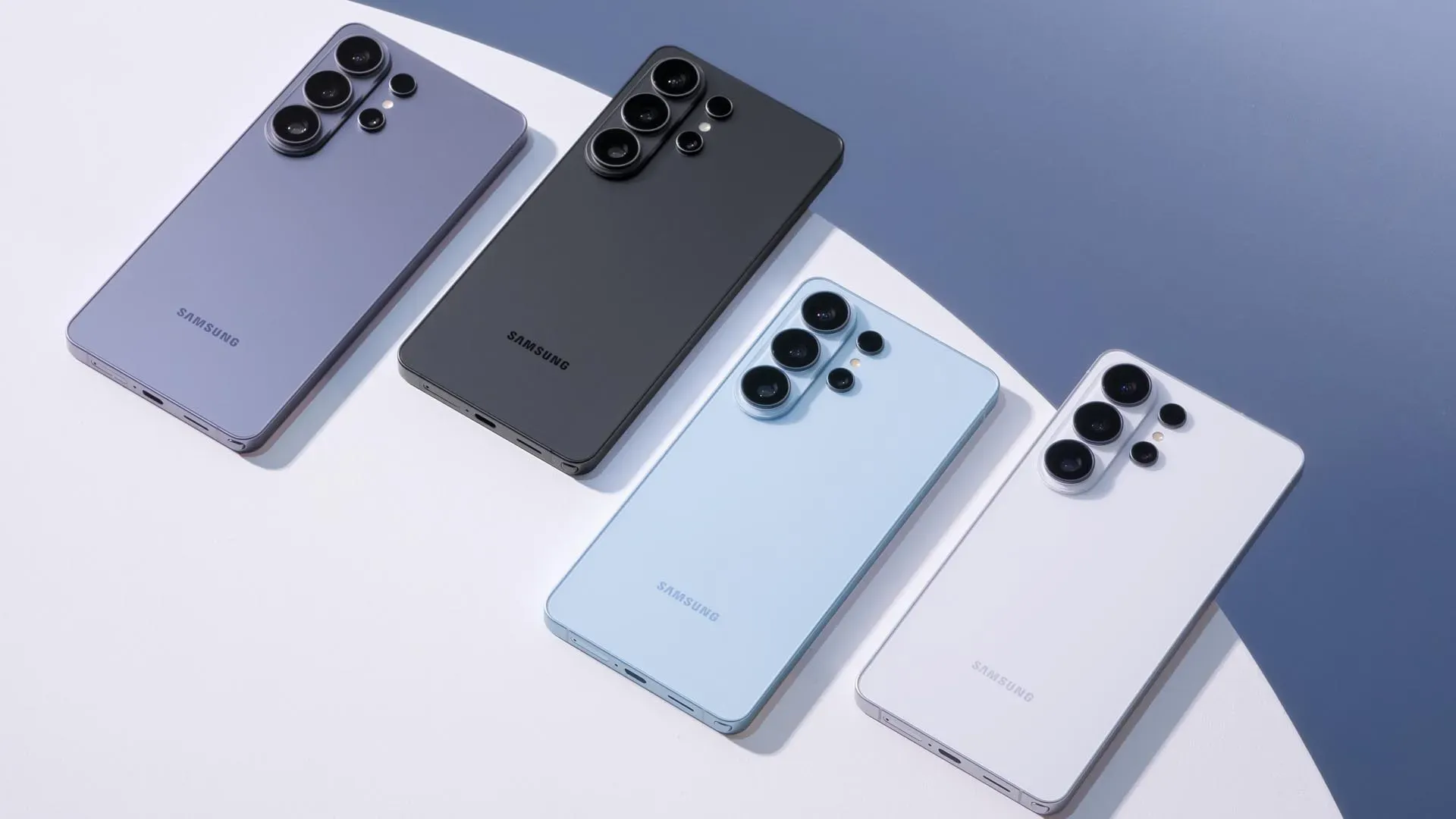 Imagem do Galaxy S26 Ultra nas cores preto, azul claro, branco e violeta vistos pela parte traseira