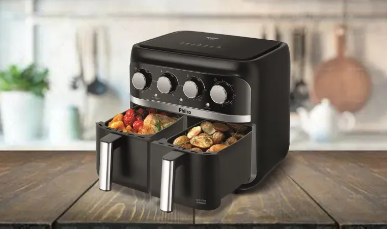 Uma air fryer duplo cesto da Philco sobre uma superfície de madeira