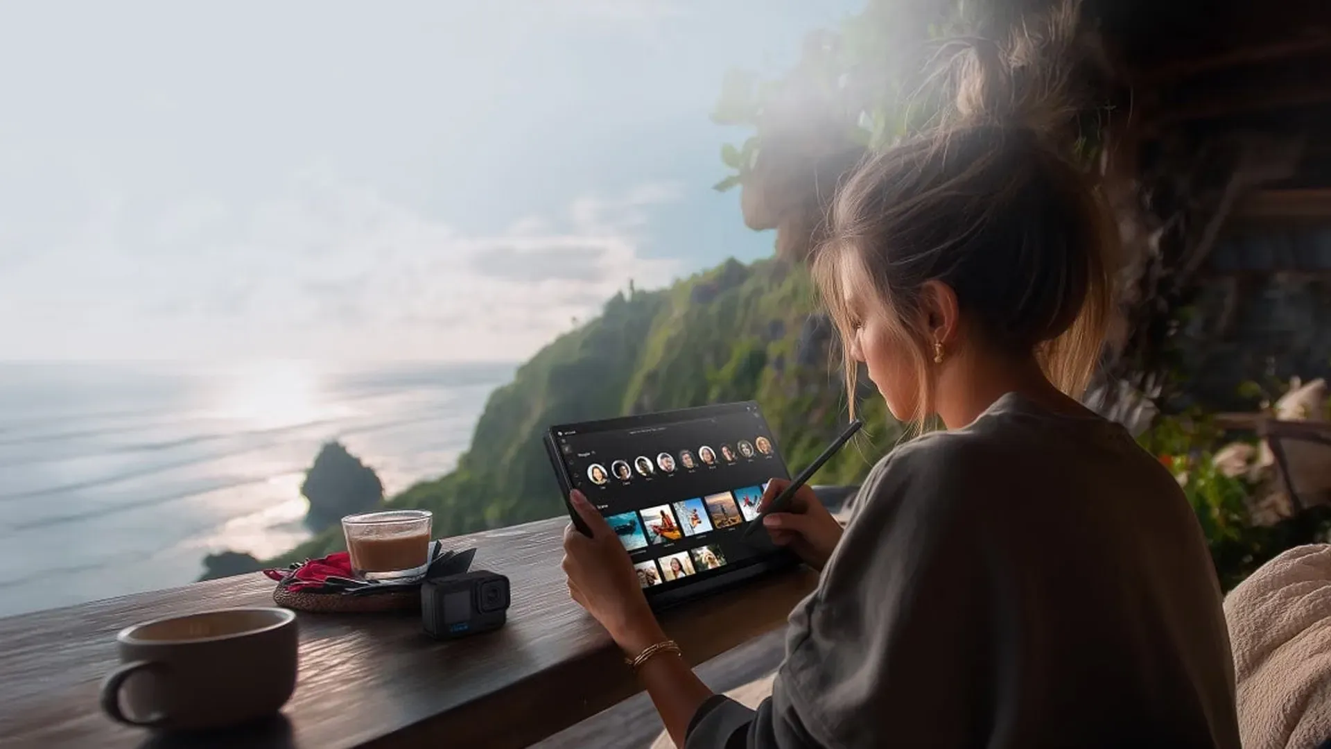 Mulher usando o ASUS ProArt GoPro Edition PX13 em modo tablet ao ar livre editando imagens com stylus