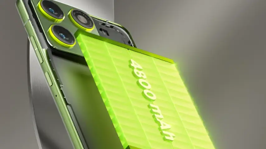 Imagem do Motorola Edge 70 com a parte traseira aberta, destacando a bateria de 4.800mAh em verde brilhante