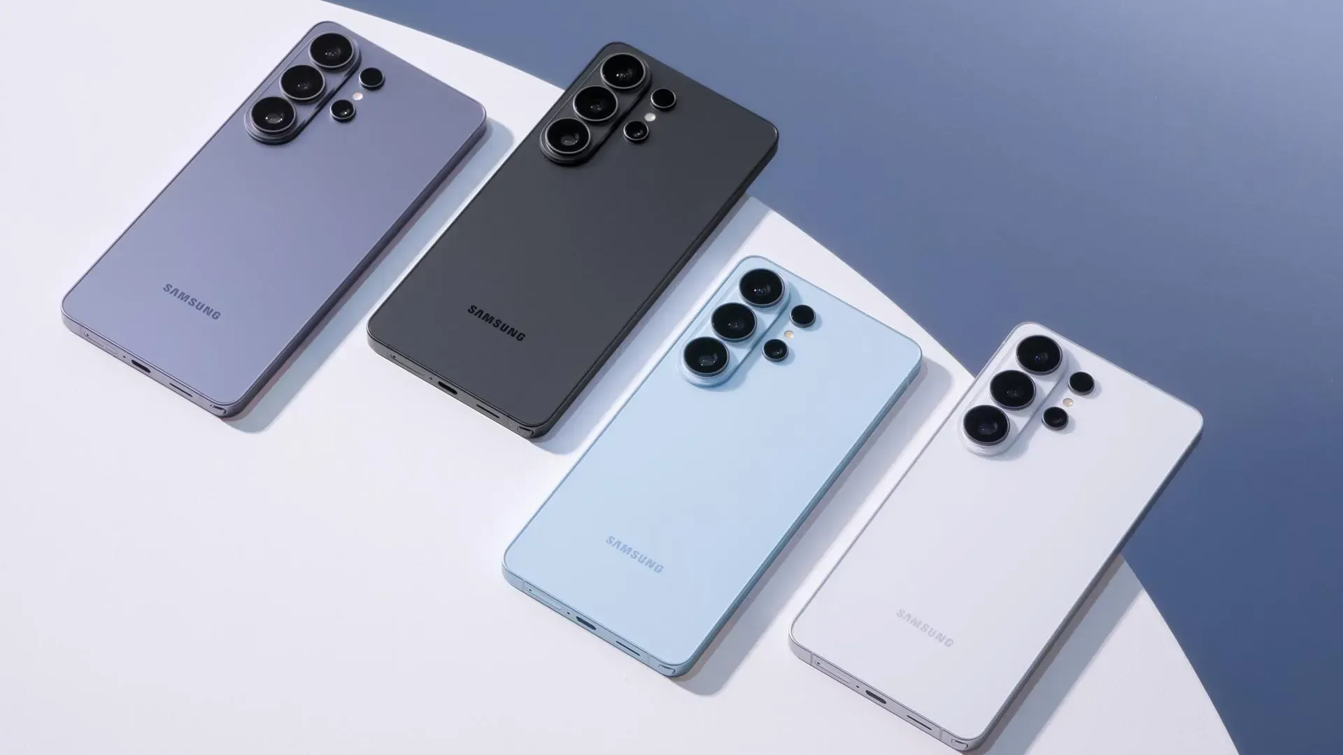 Diversos celulares Galaxy S26 Ultra estão lado a lado sobre uma superfície branca