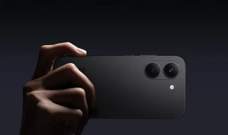 Imagem mostra uma pessoa com um celular de cor cinza na horizontal