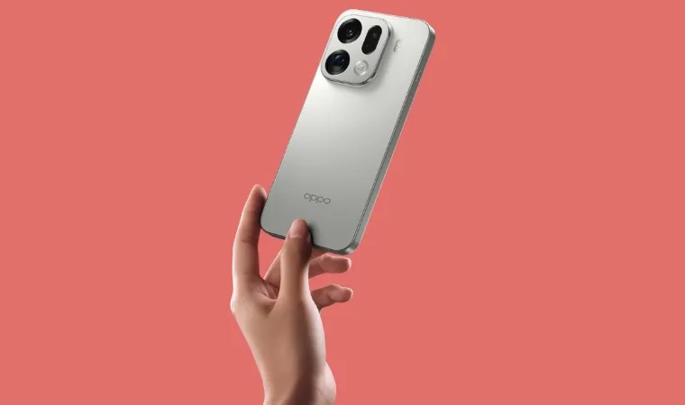 Imagem mostra uma pessoa segurando um celular da marca Oppo