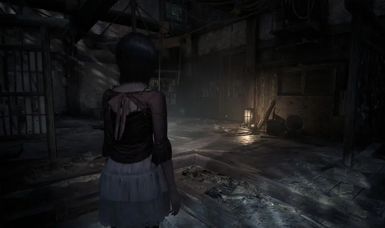 Imagem do jogo Fatal Frame II: Crimson Butterfly Remake mostrando a personagem Mio explorando uma casa abandonada 