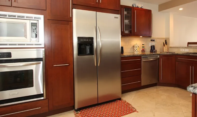 Imagem de uma cozinha completa, com destaque à geladeira Inox