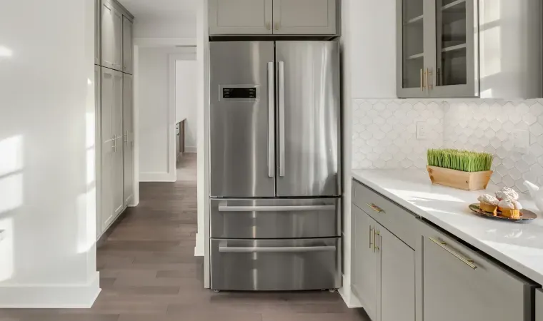 Uma geladeira inox French Door em destaque na cozinha