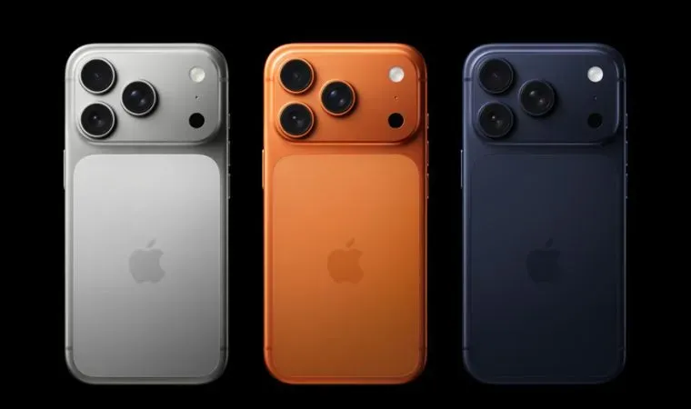 Visão traseira de três modelos de iPhone 17 Pro nas cores prata, laranja e preto, com destaque para o design do celular premium da Apple