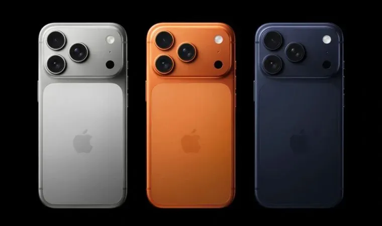 Visão traseira do design do iPhone 17 Pro Max em três versões, nas cores cinza, laranja e grafite.