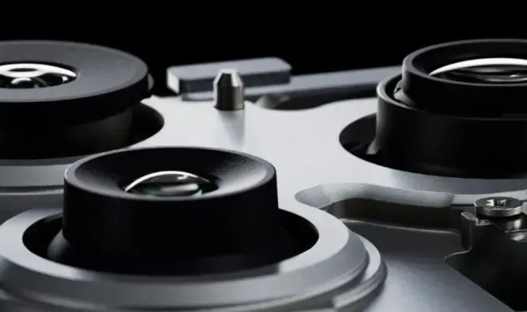 Detalhe do conjunto de câmeras traseiras do iPhone 17 Pro Max desmontado