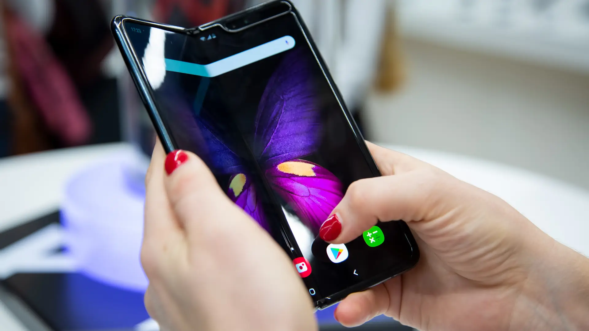 Celular dobrável Samsung nas mãos de cliente em loja da fabricante