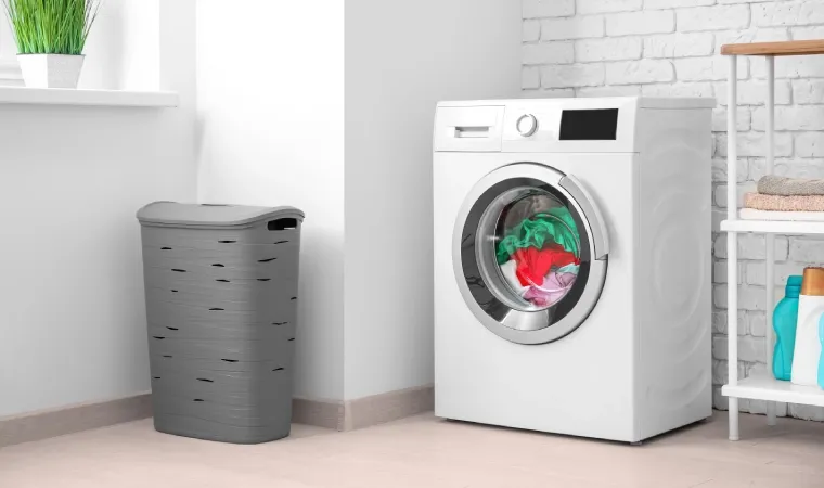 Maquina de lavar com abertura frontal lavando roupas coloridas