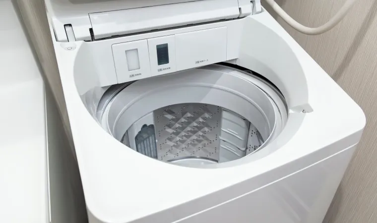 máquina de lavar top load com sua tampa aberta