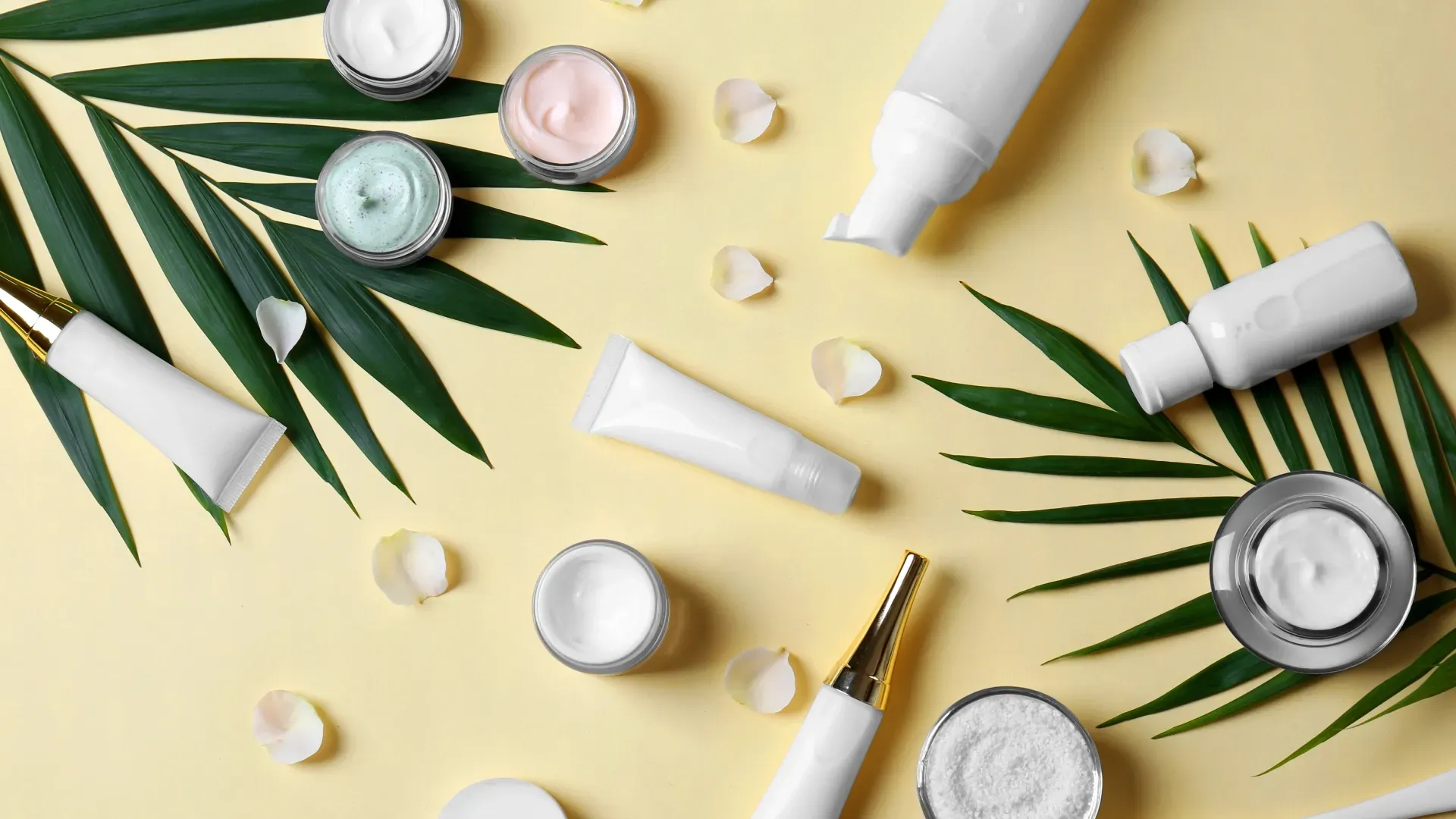 Imagem de uma mesa cheia de cremes para cabelo