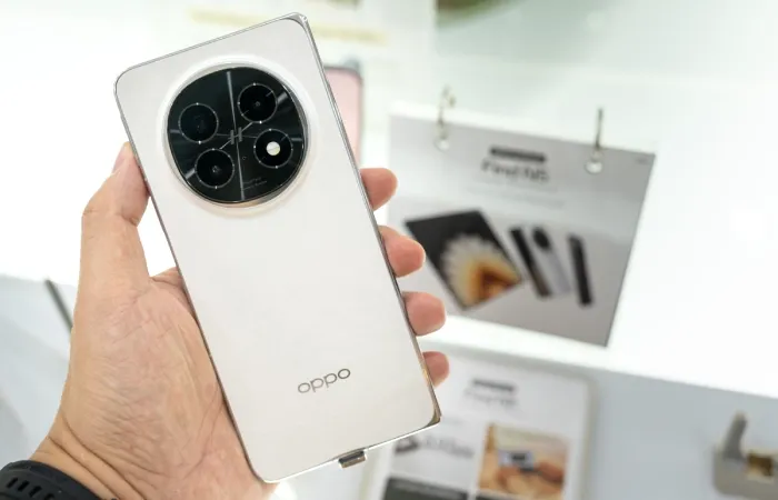 Imagem de uma mão segurando um celular OPPO e mostrando sua parte traseira