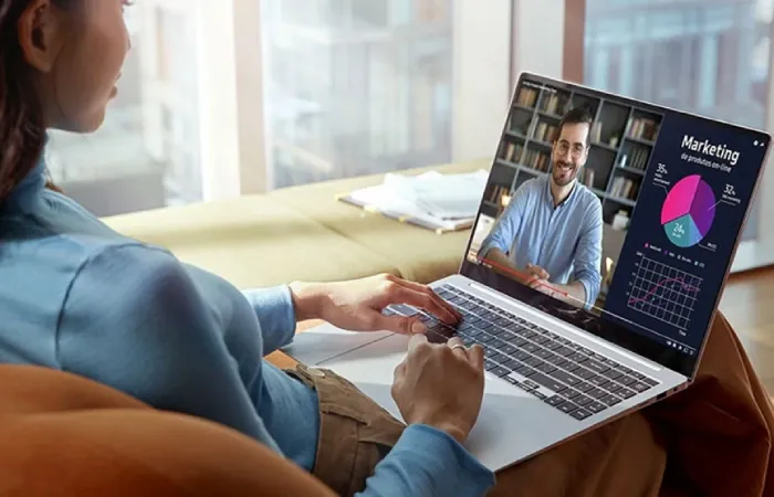 Foto de uma pessoa usando um Samsung Galaxy Book4 Pro sobre seu colo enquanto assiste a um vídeo sobre marketing