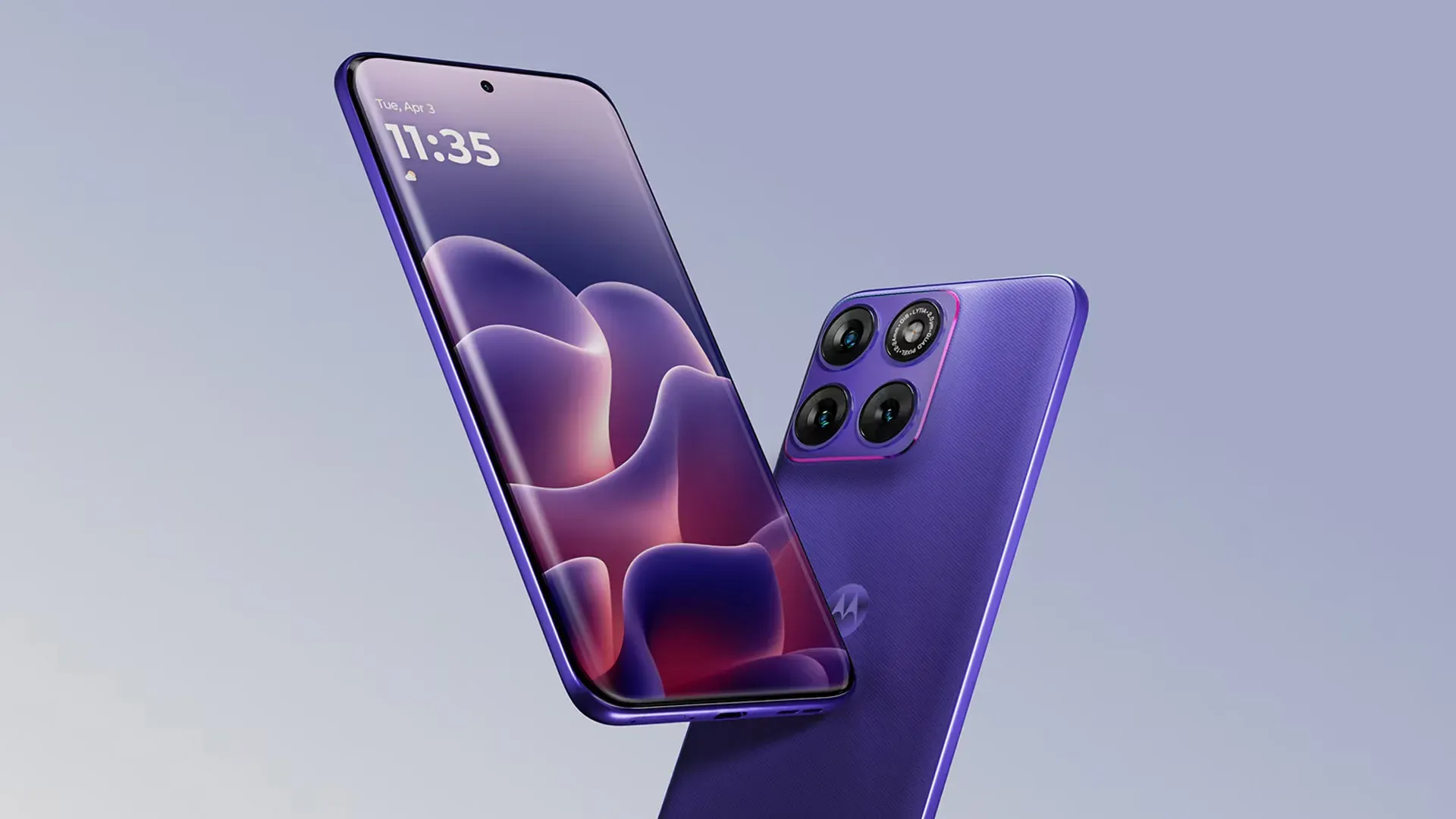 Motorola Edge 70 Fusion na cor violeta com tela ligada mostrando papel de parede e parte traseira com câmera visível
