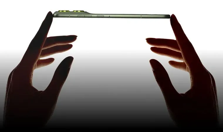 Mãos femininas seguram um celular Motorola Edge 70 evidenciando o design ultrafino do aparelho