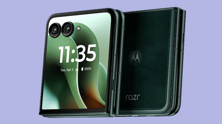 Dois celulares Motorola Razr dobrados exibindo a parte de tela com câmera e a parte traseira