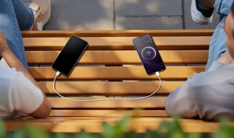 Celular Oppo A6x sobre um banco funciona como um powerbank utilizando o carregamento reverso sem fio.