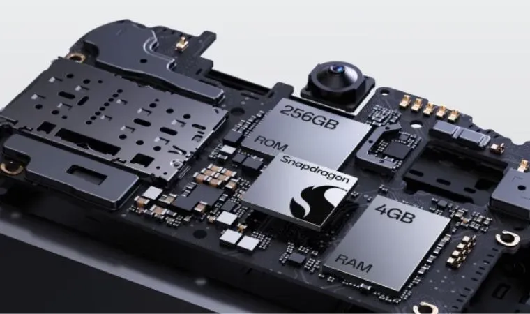 Corte no celular Oppo A6x deixa expostas memória RAM, armazenamento, processador e circuitos do smartphone.