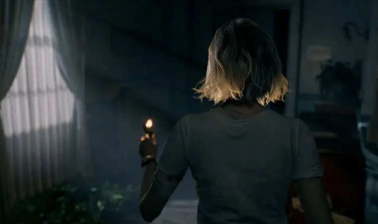 Imagem do jogo Resident Evil Requiem com a personagem Grace Ashcroft de costas explorando um quarto de hotel e iluminando os arredores com um isqueiro na mão.