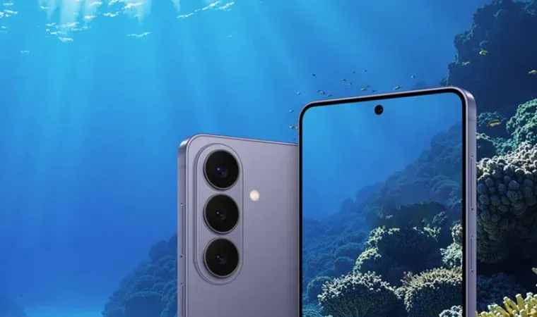 Arte mostra celular Samsung Galaxy S26, parte frontal e traseira, embaixo d´água.