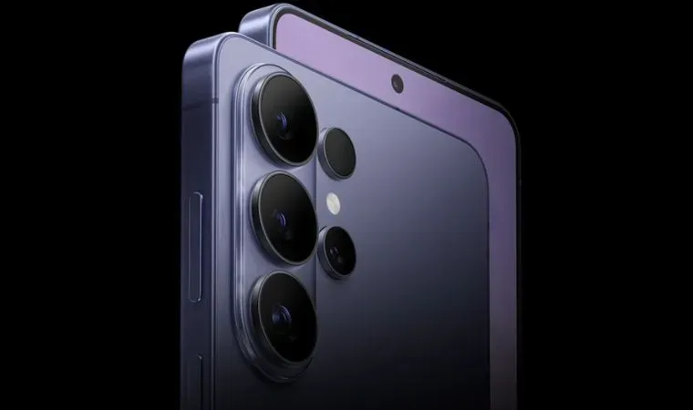 Detalhe com fundo escuro da parte traseira do celular Samsung Galaxy S26 Ultra, com destaque para o conjunto poderoso de câmeras.