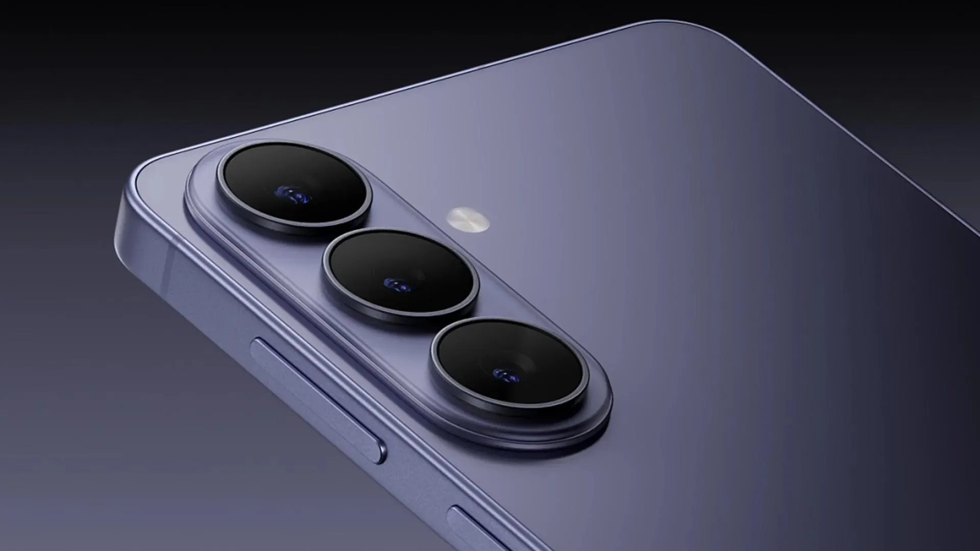 Close na traseira do Galaxy S26 destacando o módulo triplo de câmeras alinhadas verticalmente