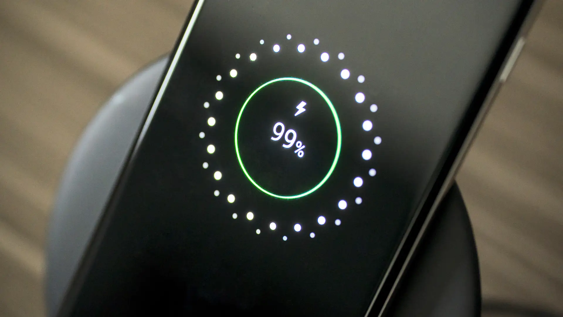 Imagem exibindo um celular com 99% de bateria 