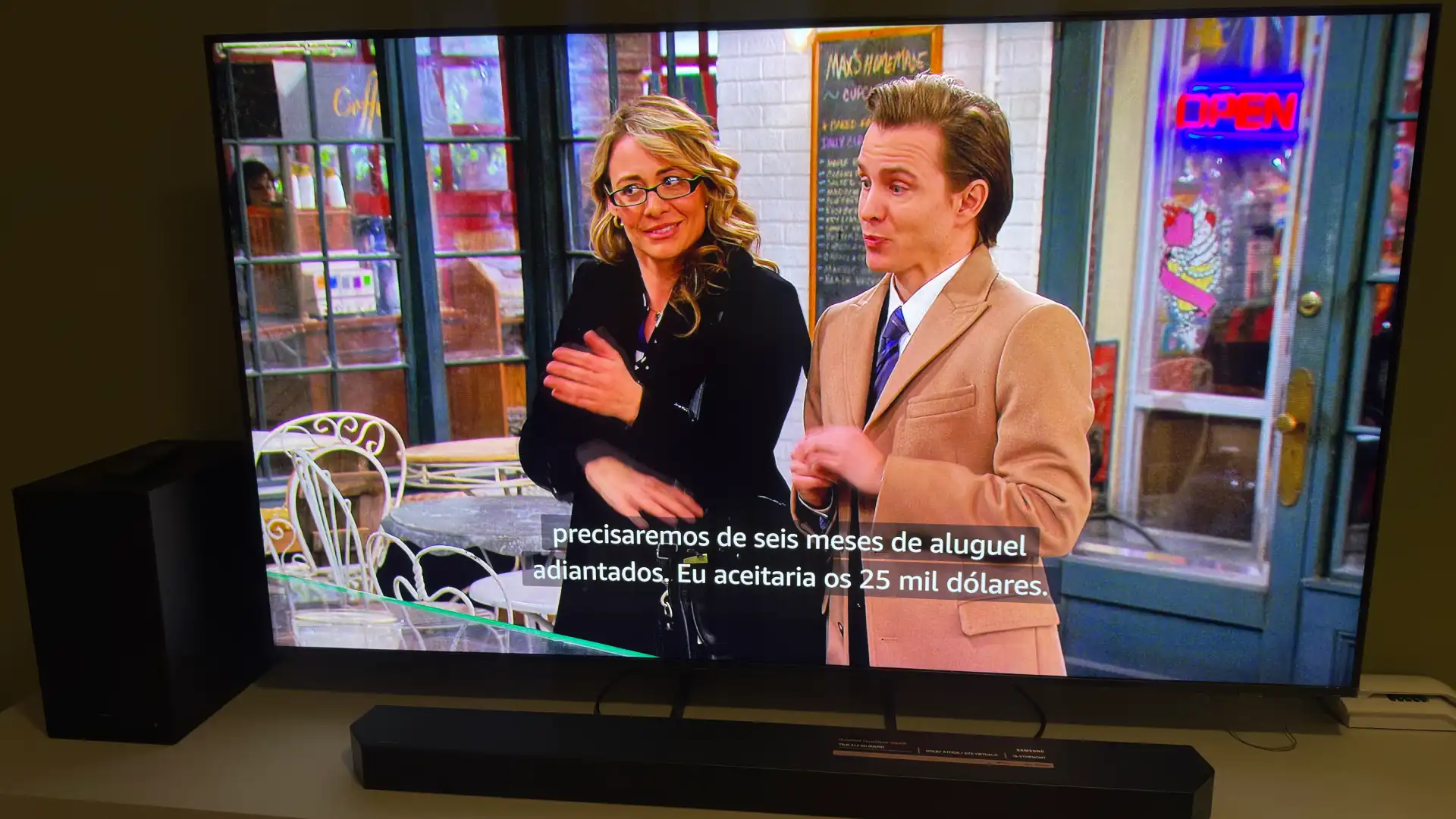 tv samsung qef1 ligada em uma série atrás de soundbar q600f