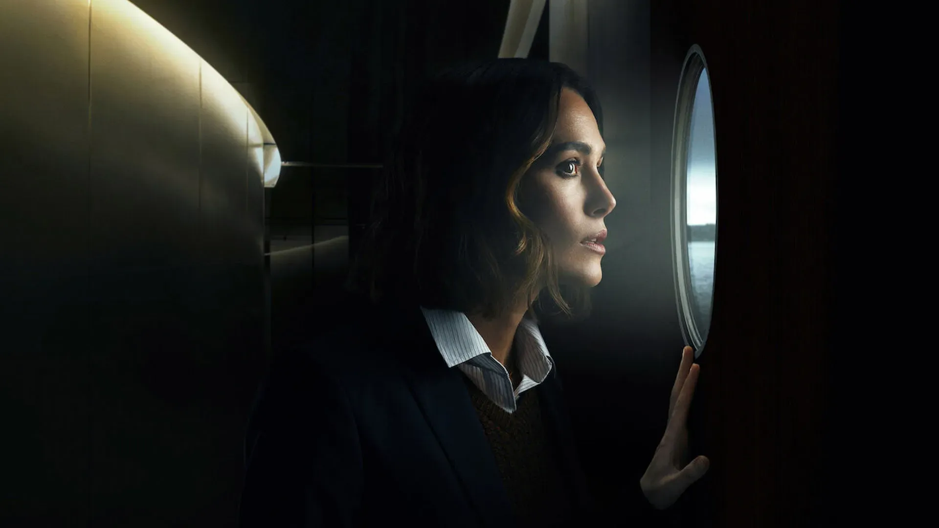 Imagem de Keira Knightley olhando pela janela em A Mulher na Cabine 10