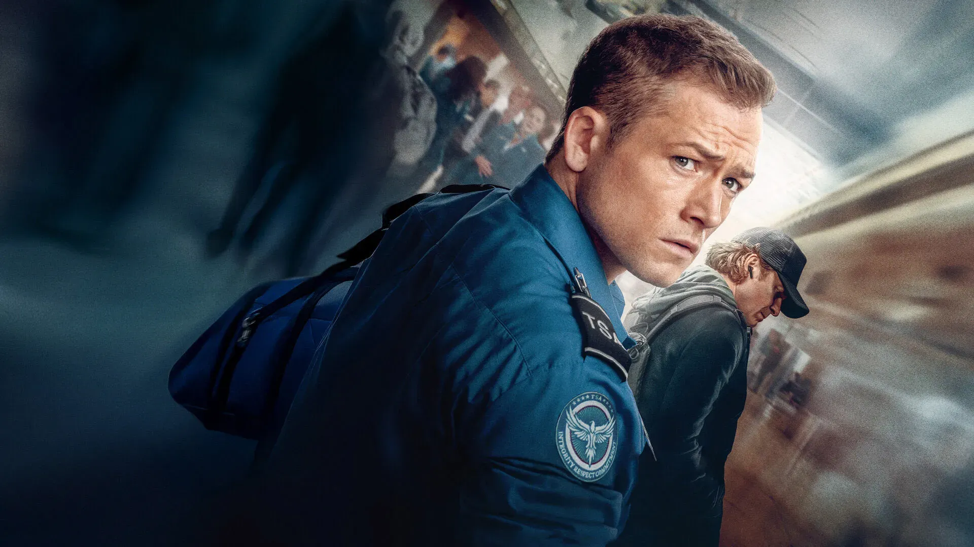 Imagem de homem com uniforme da TSA carregando mochila em corredor de aeroporto no filme Bagagem de Risco