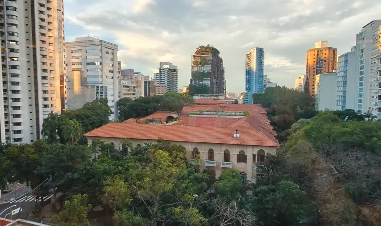 cenário urbano ao lado da rua Itapeva, em Bela Vista, na cidade de São Paulo.