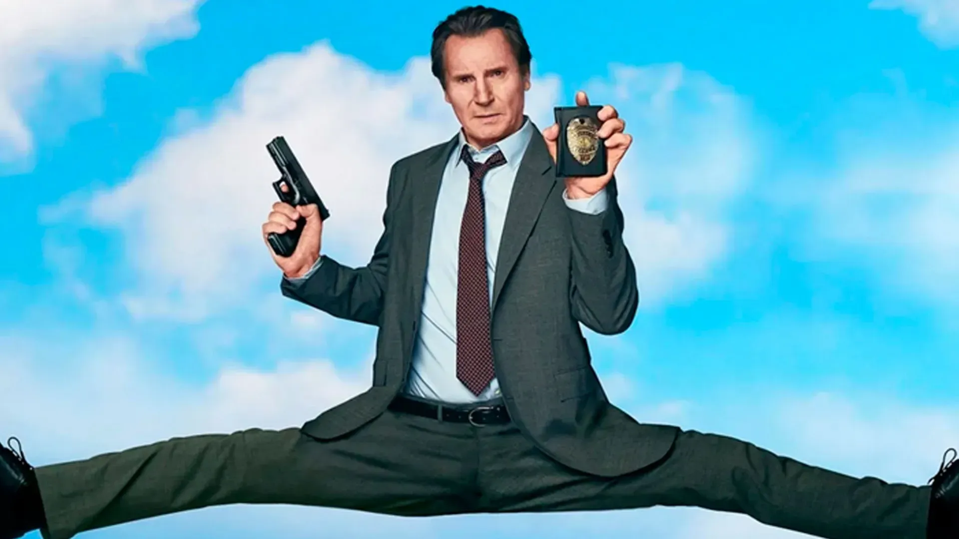 Homem de terno fazendo um split no ar com uma arma em uma mão e uma placa de policial na outra, com céu azul ao fundo, no pôster do filme Corra que a Polícia Vem Aí!