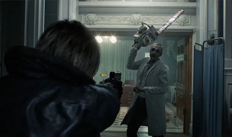 Imagem do jogo Resident Evil Requiem com o protagonista Leon mirando contra um zumbi segurando uma serra elétrica