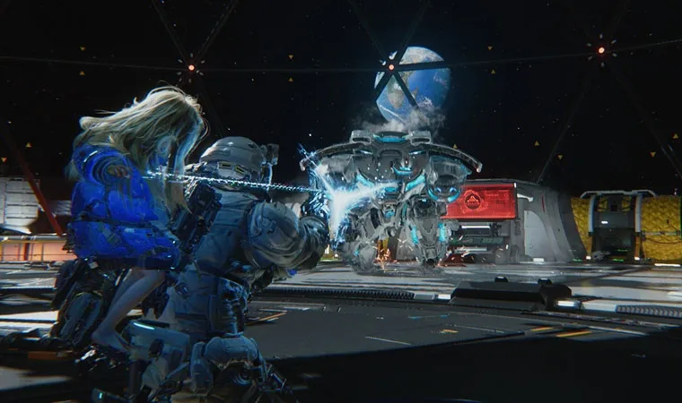 Imagem do jogo Pragmata com o protagonista Hugh e a coadjuvante Diana em suas costas atirando contra um robô inimigo