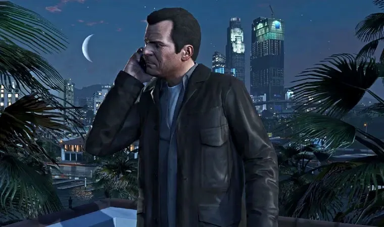 Imagem do jogo GTA 5 com o protagonista Michael conversando com alguém usando seu smartphone