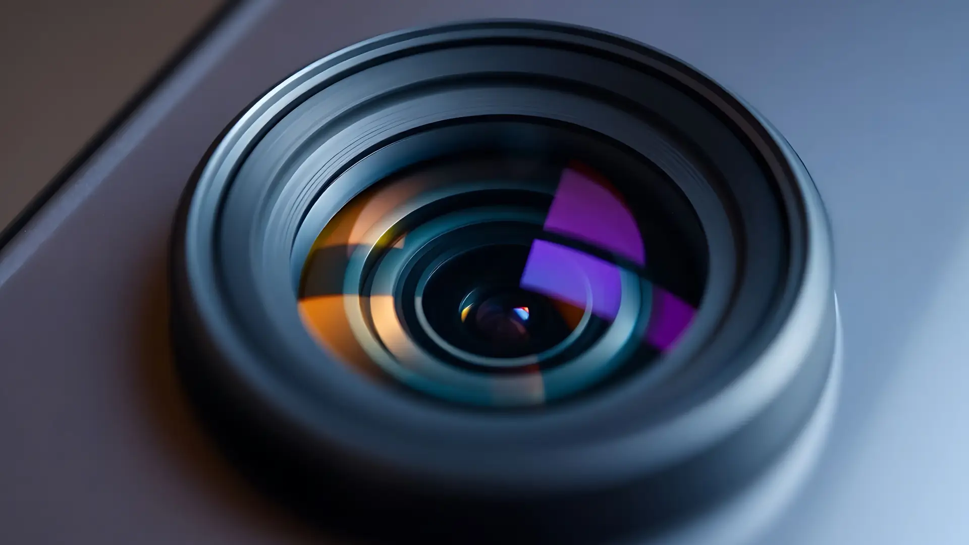 Close-up de lente de câmera em celular, simbolizando recursos avançados de fotografia com zoom 