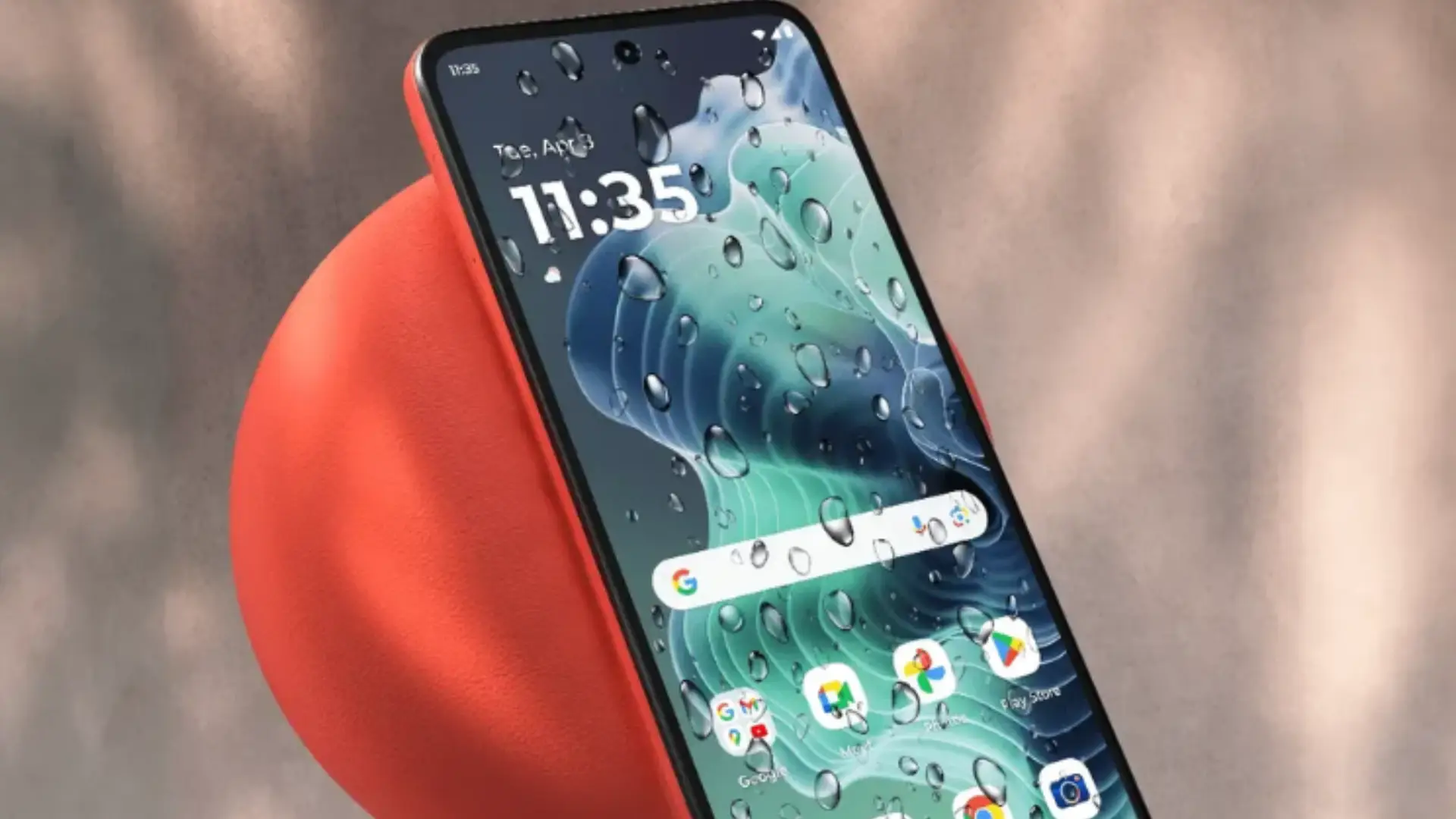 Imagem mostra um celular preso a um objeto redondo de cor laranja