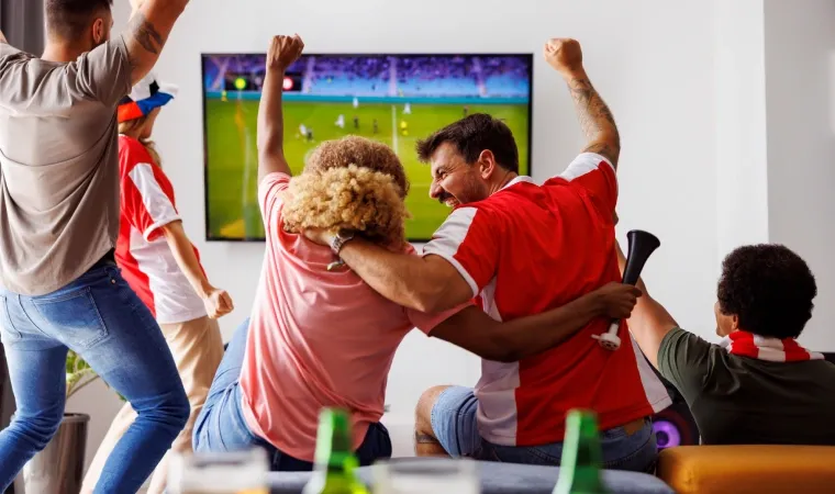 amigos em frente a uma TV de 43 polegadas assistindo a copa do mundo