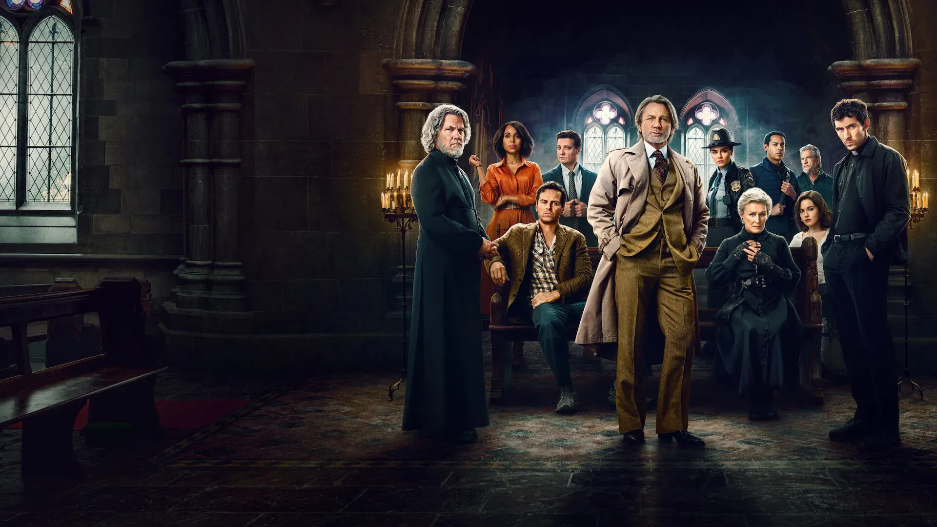 Imagem de elenco reunido em interior de igreja gótica no filme Vivo ou Morto Um Mistério Knives Out