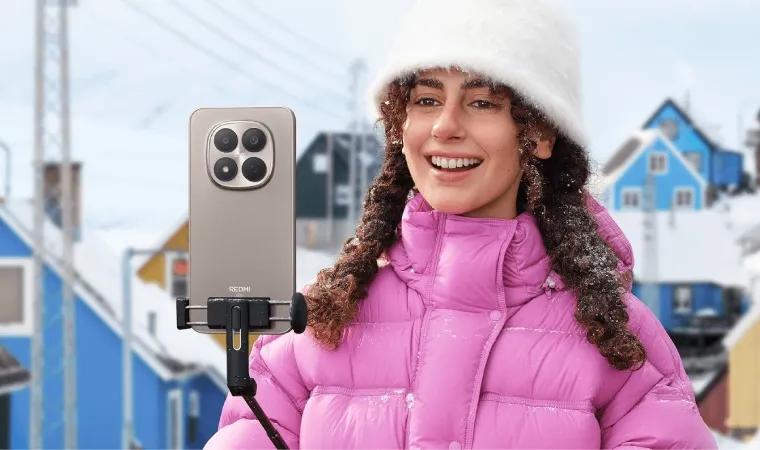 Mulher tirando selfie com celular Xiaomi Redmi Note 15 Pro 5G apoiado em um tripé preto
