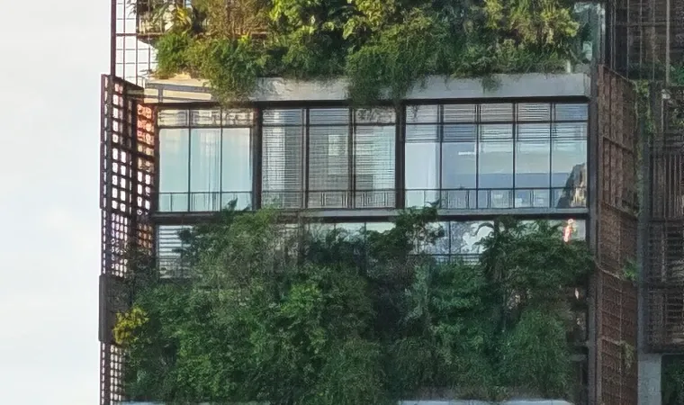 zoom da faixada do Hotel Rosewood, em São Paulo, capturado pelo celular Xiaomi Redmi Note 15 Pro 5G