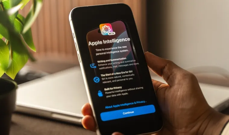 Imagem de uma mão segurando um iPhone com a logo do Apple Intelligence