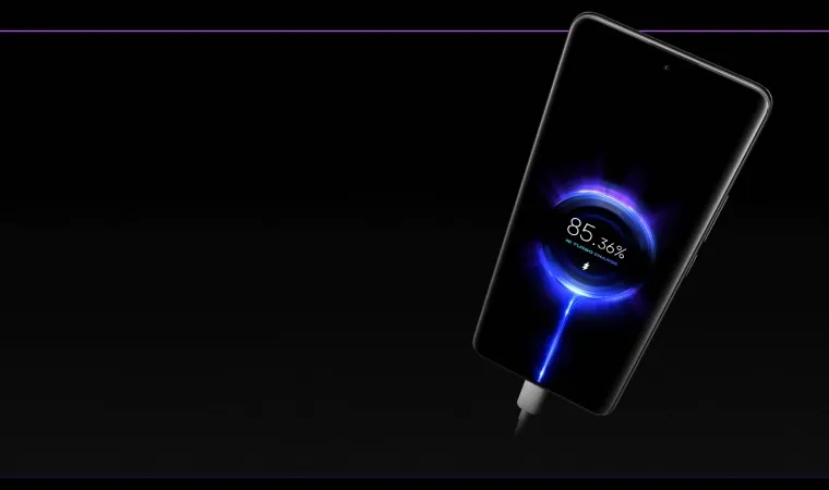 Smartphone conectado ao carregador exibindo animação de carregamento rápido Mi Turbo Charge 