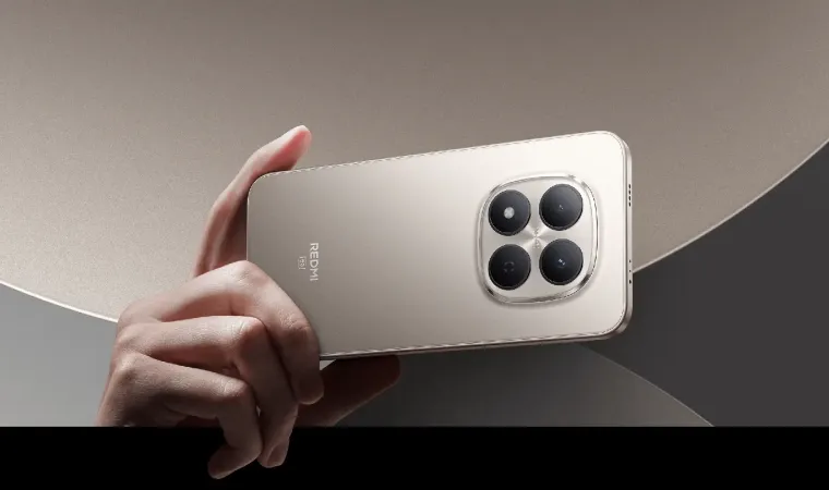 Close de mão segurando smartphone Redmi 5G com módulo de câmera quádruplo 