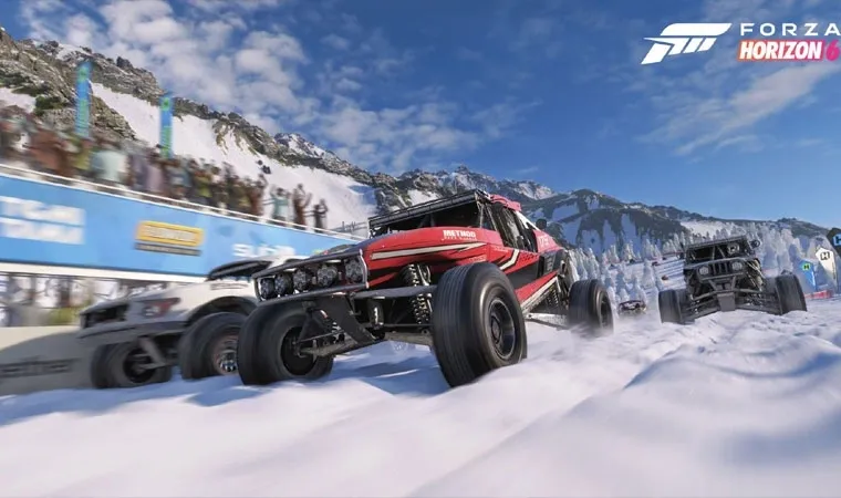 Arte do jogo Forza Horizon 6 exibindo um carro vermelho off-road com grandes pneus disputando uma corrida na neve contra um carro branco enquanto um carro cinza está mais atrás e pessoas em uma arquibancada vibram com a disputa 