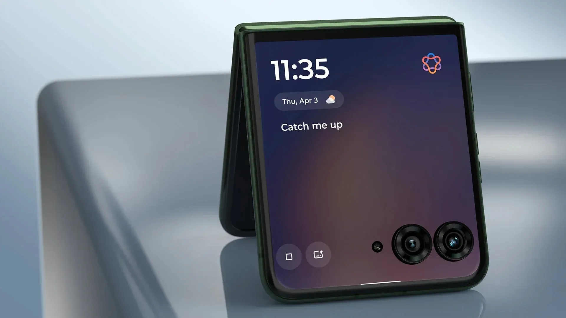 Imagem mostra detalhes de um celular dobrável da Motorola, que está sobre uma mesa