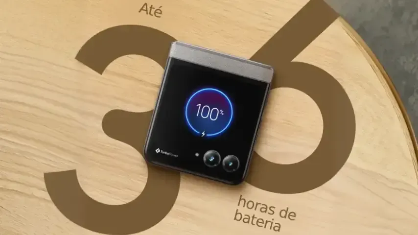 Imagem mostra um celular sobre uma mesa, com a porcentagem da bateria sobre ela